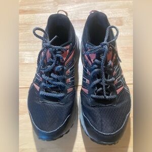 ASICS Trail Scout 2 in excellent condition size 8.5. Black w/ pink